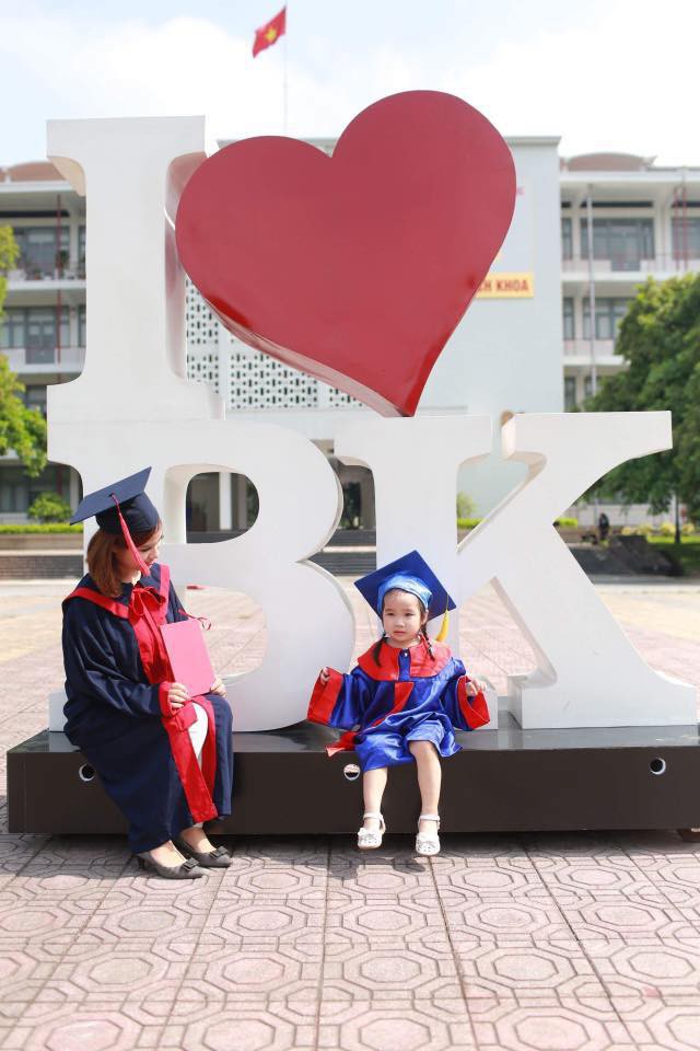Loạt ảnh mẹ và con gái cùng dự lễ tốt nghiệp Đại học khiến ai nấy thích thú, nào ngờ chuyện phía sau rất buồn - Ảnh 4.