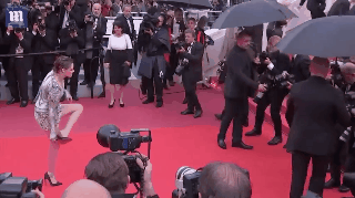 Quên các mỹ nhân sexy đi, màn bỏ giày đi chân đất của Kristen Stewart mới hot nhất tại Cannes - Ảnh 1.