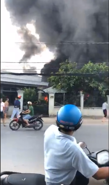 Clip: Lửa bùng lên, cháy dữ dội tại một căn nhà ở Quận 12 Sài Gòn - Ảnh 3.