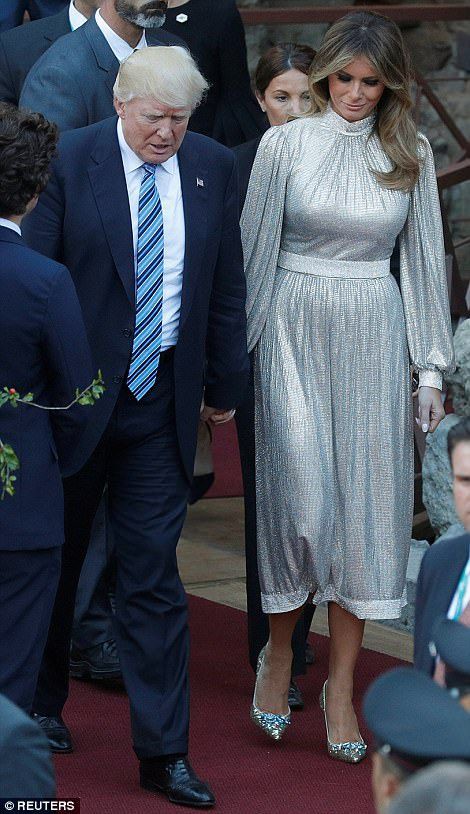 Dù hay bị soi cảnh từ chối nắm tay phũ phàng nhưng vợ chồng Tổng thống Trump cũng có những khoảnh khắc rất ngọt ngào - Ảnh 3.