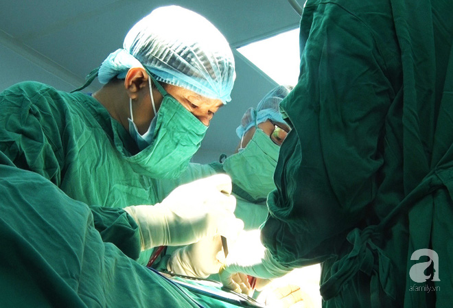 Bằng phương pháp này, bác sĩ Việt giúp người phụ nữ mang khối bướu ác tính ở xương đùi không phải tháo khớp - Ảnh 2.