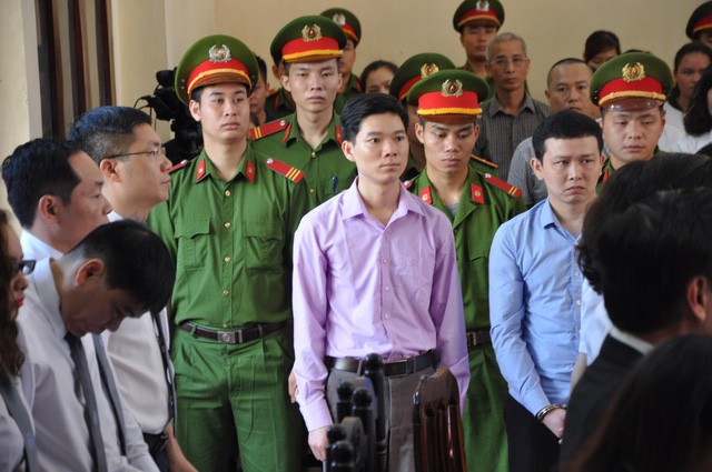 Mở lại phiên xét xử BS Hoàng Công Lương ở BVĐK Hòa Bình: Ông Trương Quý Dương tiếp tục vắng mặt - Ảnh 2.