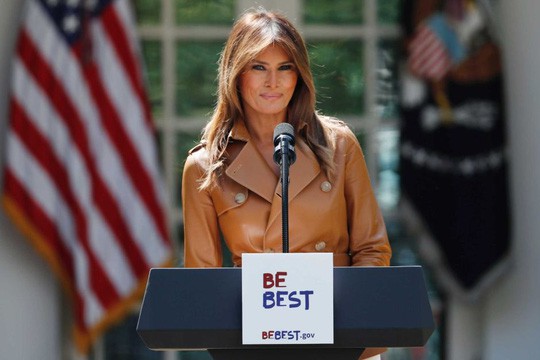 Bà Melania phẫu thuật khối u, ông Trump tức tốc tới bệnh viện - Ảnh 1.