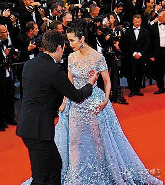 Những lần náo loạn thảm đỏ Cannes của sao Hoa ngữ: Từ mỹ nhân hạng A đến người đẹp vô danh chiêu trò đủ kiểu khiến truyền thông ngao ngán - Ảnh 12. Những lần náo loạn thảm đỏ Cannes của sao Hoa ngữ: Từ mỹ nhân hạng A đến người đẹp vô danh chiêu trò đủ kiểu khiến truyền thông ngao ngán - Ảnh 12.