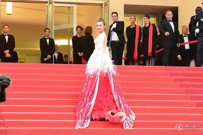 Những lần náo loạn thảm đỏ Cannes của sao Hoa ngữ: Từ mỹ nhân hạng A đến người đẹp vô danh chiêu trò đủ kiểu khiến truyền thông ngao ngán - Ảnh 14. Những lần náo loạn thảm đỏ Cannes của sao Hoa ngữ: Từ mỹ nhân hạng A đến người đẹp vô danh chiêu trò đủ kiểu khiến truyền thông ngao ngán - Ảnh 14.