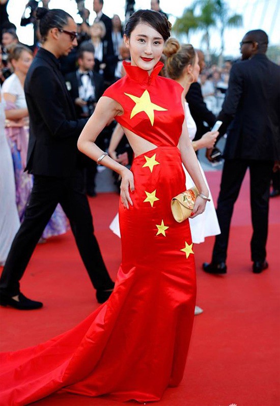 Những lần náo loạn thảm đỏ Cannes của sao Hoa ngữ: Từ mỹ nhân hạng A đến người đẹp vô danh chiêu trò đủ kiểu khiến truyền thông ngao ngán - Ảnh 18. Những lần náo loạn thảm đỏ Cannes của sao Hoa ngữ: Từ mỹ nhân hạng A đến người đẹp vô danh chiêu trò đủ kiểu khiến truyền thông ngao ngán - Ảnh 18.