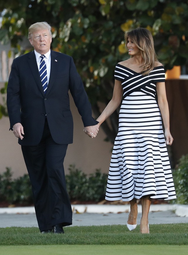 Dù hay bị soi cảnh từ chối nắm tay phũ phàng nhưng vợ chồng Tổng thống Trump cũng có những khoảnh khắc rất ngọt ngào - Ảnh 7.