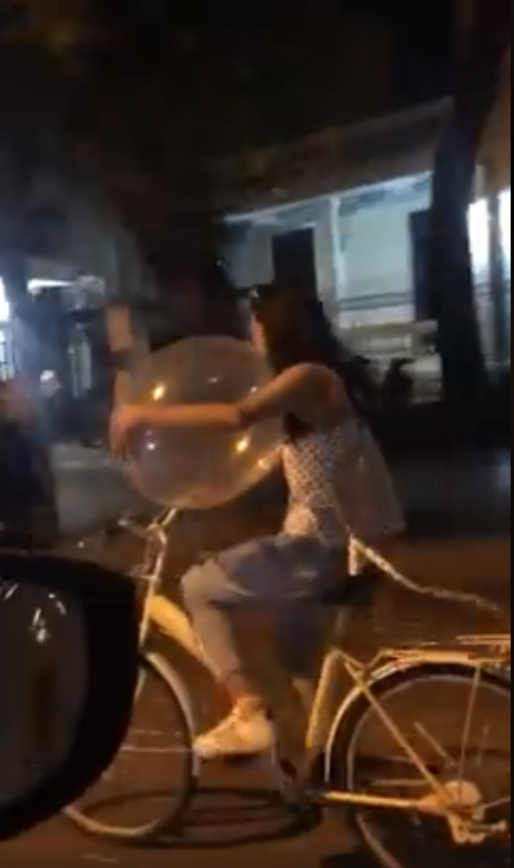 Cô gái vừa đi xe đạp vừa thản nhiên hít bóng cười trên đường phố khiến cộng đồng mạng xôn xao - Ảnh 2.