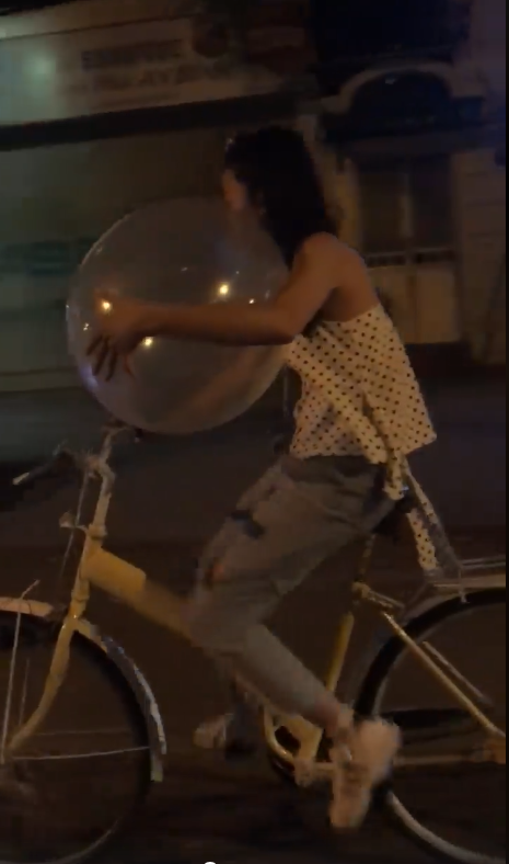 Cô gái vừa đi xe đạp vừa thản nhiên hít bóng cười trên đường phố khiến cộng đồng mạng xôn xao - Ảnh 3.