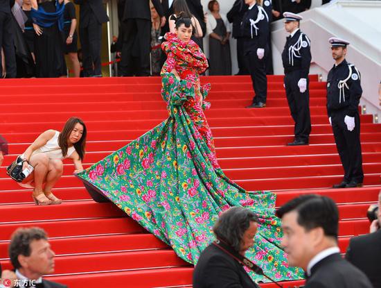  Các người đẹp vô danh Hoa ngữ chi bao nhiêu tiền để được đi thảm đỏ Cannes? - Ảnh 4.
