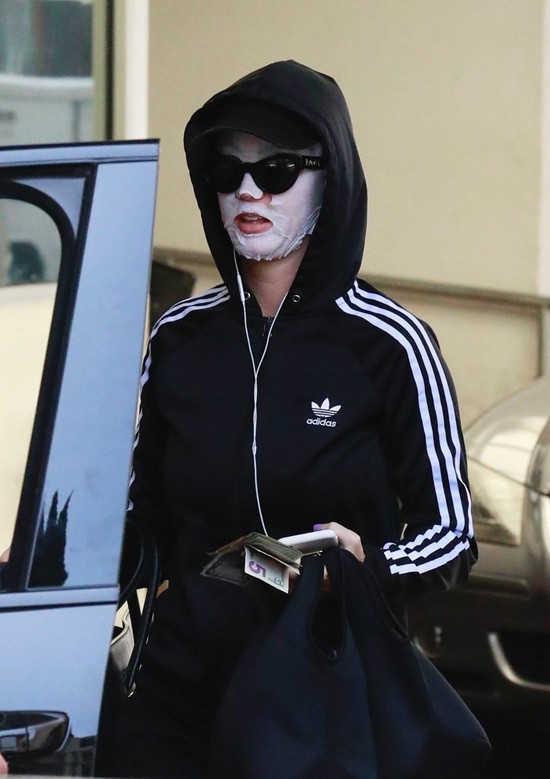Chăm da chẳng kém Phạm Băng Băng, Katy Perry đã đạt đến cảnh giới: ra đường cũng đắp mặt nạ - Ảnh 5.