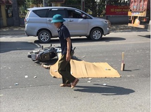Hà Nội: Nữ sinh cấp 3 ngã xuống đường bị xe container cán chết thảm - Ảnh 1.