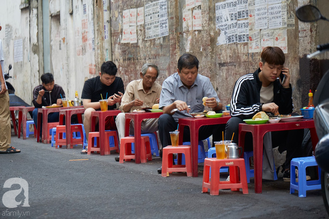 Tiệm bánh mì chảo nức tiếng có tuổi đời hơn 60 năm - nơi nhấm nháp một bữa sáng nhàn tản đậm chất người Sài Gòn - Ảnh 1.