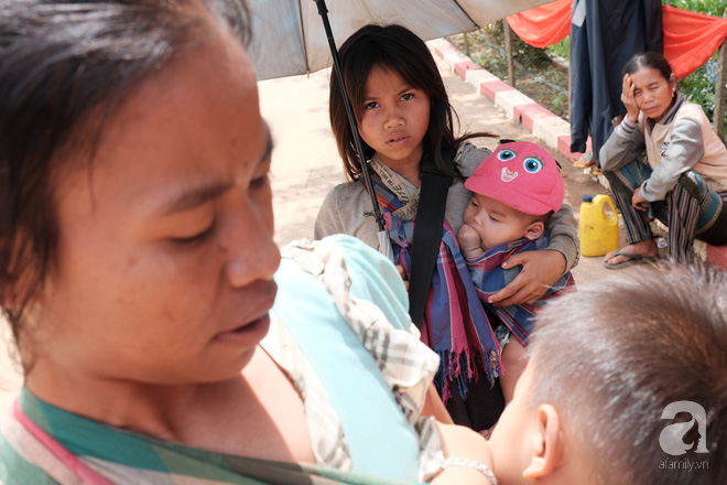 Ánh mắt ám ảnh của những đứa trẻ Lào theo mẹ hàng chục cây số từ núi cao đến gặp bác sĩ Việt khám bệnh - Ảnh 9.