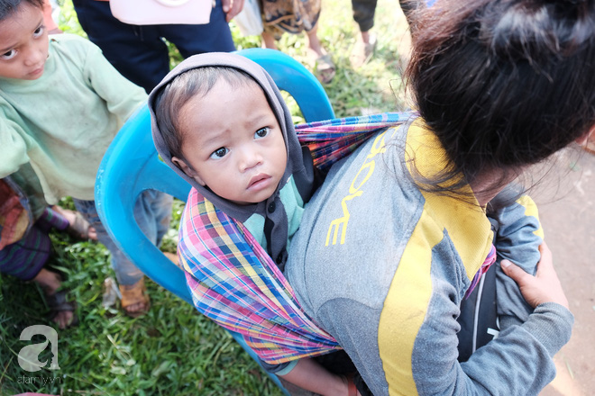 Ánh mắt ám ảnh của những đứa trẻ Lào theo mẹ hàng chục cây số từ núi cao đến gặp bác sĩ Việt khám bệnh - Ảnh 12.