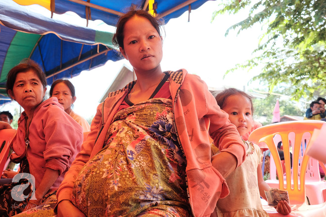 Ánh mắt ám ảnh của những đứa trẻ Lào theo mẹ hàng chục cây số từ núi cao đến gặp bác sĩ Việt khám bệnh - Ảnh 4.