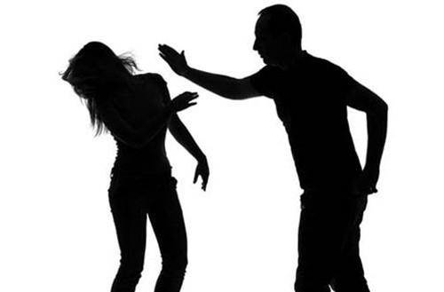 Vì sao nhiều ông chồng dọa dùng bạo lực khi vợ muốn ly hôn? - Ảnh 1.