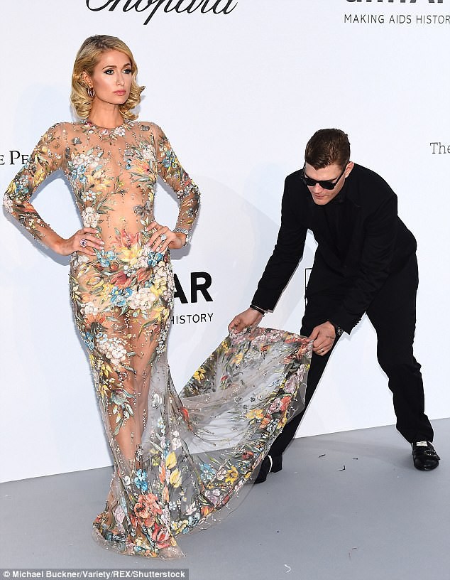 Paris Hilton khiến nhiều người ghen tị khi được hôn phu cúi mình chỉnh váy trên thảm đỏ - Ảnh 2.