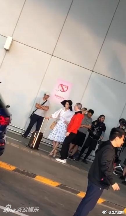 Phạm Băng Băng không còn ở lại Cannes, trở về Trung Quốc thả dáng tại sân bay - Ảnh 2.