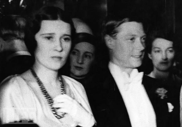 Edward VIII - vua nước Anh một đời phong lưu lại rơi vào lưới tình si, từ bỏ cả ngai vàng để cưới người phụ nữ Mỹ đã 2 lần đò - Ảnh 3.