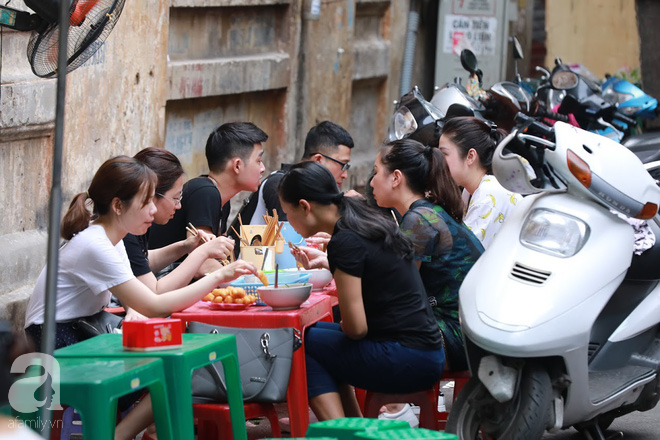 Bún cá cô Nga hơn hai thập kỷ gắn bó với con ngõ Tràng Tiền, quán vỉa hè mộc mạc mà đông nghẹt khách - Ảnh 12.