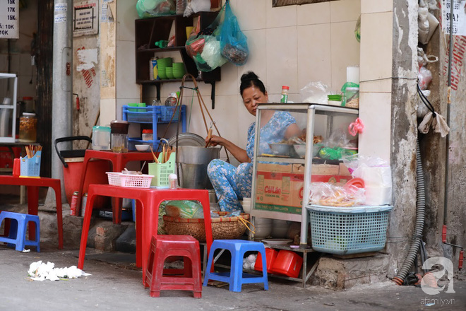 Bún cá cô Nga hơn hai thập kỷ gắn bó với con ngõ Tràng Tiền, quán vỉa hè mộc mạc mà đông nghẹt khách - Ảnh 3.