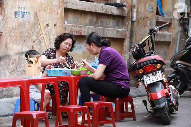 Bún cá cô Nga hơn hai thập kỷ gắn bó với con ngõ Tràng Tiền, quán vỉa hè mộc mạc mà đông nghẹt khách - Ảnh 9.