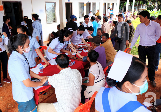 Chùm ảnh: Nụ cười Lào làm ấm lòng các bác sĩ Việt vượt ngàn cây số làm nhiệm vụ nơi xứ người - Ảnh 1.