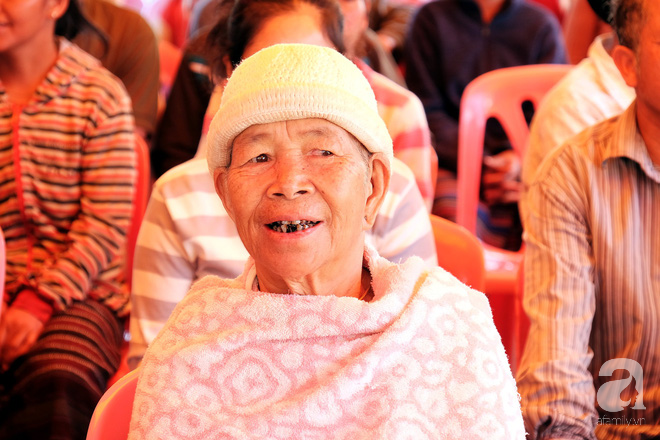 Chùm ảnh: Nụ cười Lào làm ấm lòng các bác sĩ Việt vượt ngàn cây số làm nhiệm vụ nơi xứ người - Ảnh 4.