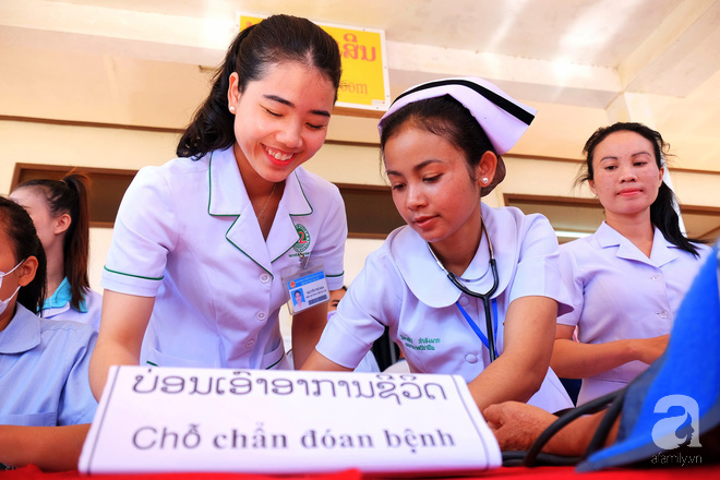 Chùm ảnh: Nụ cười Lào làm ấm lòng các bác sĩ Việt vượt ngàn cây số làm nhiệm vụ nơi xứ người - Ảnh 9.