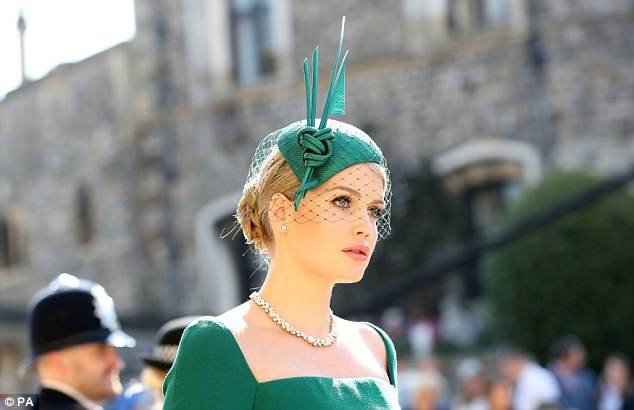 Lady Kitty Spencer là ai mà xuất hiện xinh đẹp lộng lẫy nổi bật nhất trong số khách mời ở đám cưới Hoàng gia? - Ảnh 2.