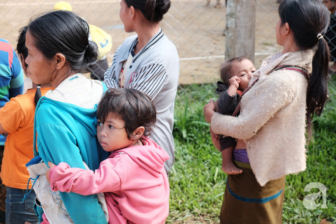 Ánh mắt ám ảnh của những đứa trẻ Lào theo mẹ hàng chục cây số từ núi cao đến gặp bác sĩ Việt khám bệnh - Ảnh 15.