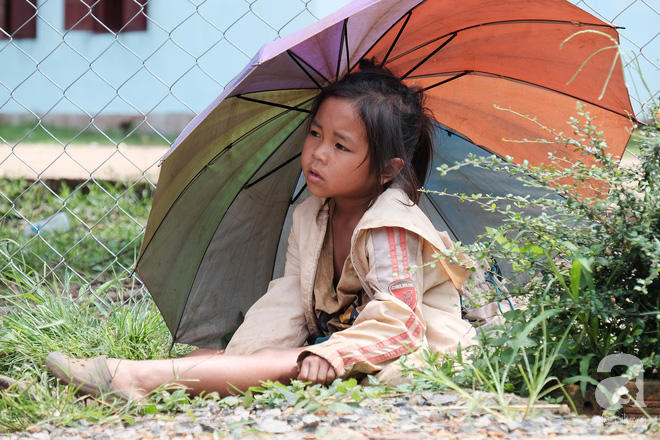 Ánh mắt ám ảnh của những đứa trẻ Lào theo mẹ hàng chục cây số từ núi cao đến gặp bác sĩ Việt khám bệnh - Ảnh 17.