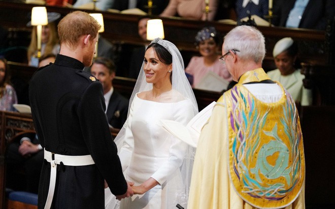 Đám cưới hoàng gia Anh: Hôn lễ kết thúc, cô dâu chú rể trao nhau nụ hôn ngọt ngào trước toàn thể mọi người - Ảnh 47.