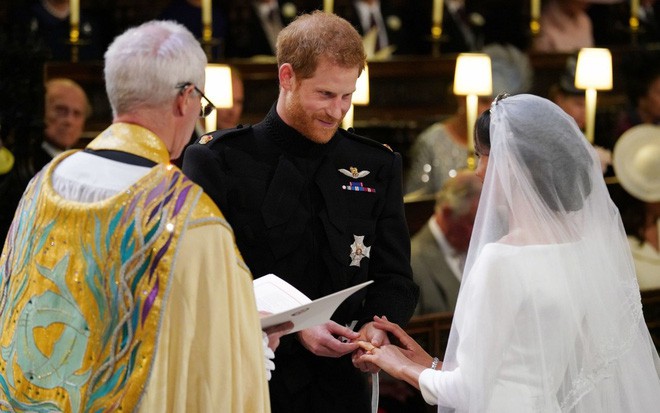 Đám cưới hoàng gia Anh: Hôn lễ kết thúc, cô dâu chú rể trao nhau nụ hôn ngọt ngào trước toàn thể mọi người - Ảnh 48.
