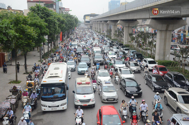 Ảnh và clip: Đường phố Hà Nội, Sài Gòn tắc nghẽn kinh hoàng trong ngày đầu người dân đi làm sau kỳ nghỉ lễ - Ảnh 2.