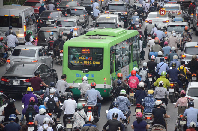 Ảnh và clip: Đường phố Hà Nội, Sài Gòn tắc nghẽn kinh hoàng trong ngày đầu người dân đi làm sau kỳ nghỉ lễ - Ảnh 3.