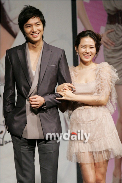 Fan náo loạn vì Lee Min Ho công khai thể hiện tình cảm với chị đẹp Son Ye Jin - Ảnh 2.