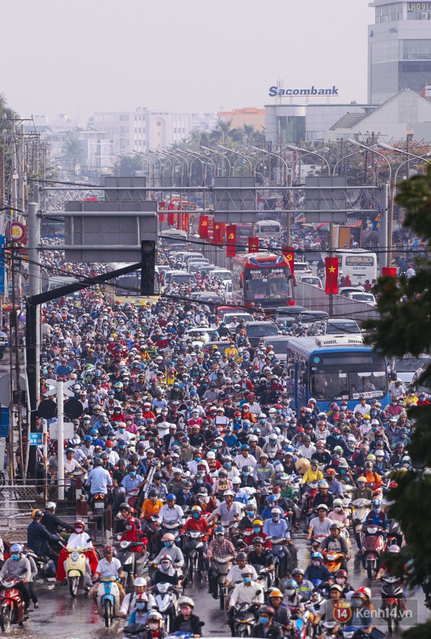 Ảnh và clip: Đường phố Hà Nội, Sài Gòn tắc nghẽn kinh hoàng trong ngày đầu người dân đi làm sau kỳ nghỉ lễ - Ảnh 19.