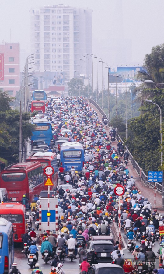 Ảnh và clip: Đường phố Hà Nội, Sài Gòn tắc nghẽn kinh hoàng trong ngày đầu người dân đi làm sau kỳ nghỉ lễ - Ảnh 22.