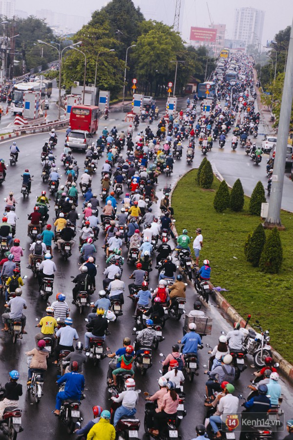 Ảnh và clip: Đường phố Hà Nội, Sài Gòn tắc nghẽn kinh hoàng trong ngày đầu người dân đi làm sau kỳ nghỉ lễ - Ảnh 23.