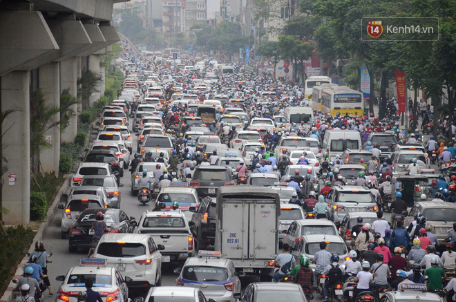 Ảnh và clip: Đường phố Hà Nội, Sài Gòn tắc nghẽn kinh hoàng trong ngày đầu người dân đi làm sau kỳ nghỉ lễ - Ảnh 4.