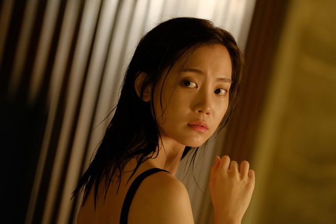 Phim 19+ mới của Han Ga In: Cảnh giường chiếu nhiều và bạo tới mức khán giả sốc nặng - Ảnh 6.