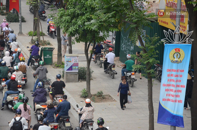 Ảnh và clip: Đường phố Hà Nội, Sài Gòn tắc nghẽn kinh hoàng trong ngày đầu người dân đi làm sau kỳ nghỉ lễ - Ảnh 5.