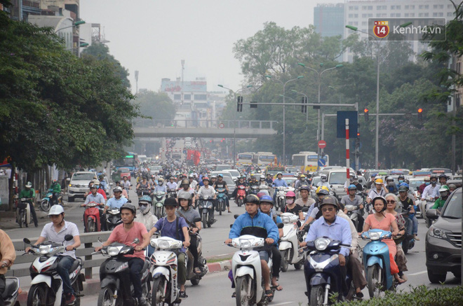 Ảnh và clip: Đường phố Hà Nội, Sài Gòn tắc nghẽn kinh hoàng trong ngày đầu người dân đi làm sau kỳ nghỉ lễ - Ảnh 7.