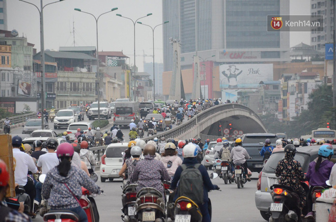 Ảnh và clip: Đường phố Hà Nội, Sài Gòn tắc nghẽn kinh hoàng trong ngày đầu người dân đi làm sau kỳ nghỉ lễ - Ảnh 8.