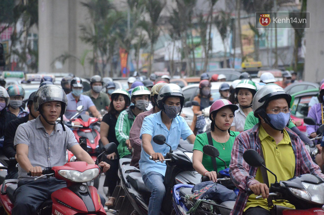 Ảnh và clip: Đường phố Hà Nội, Sài Gòn tắc nghẽn kinh hoàng trong ngày đầu người dân đi làm sau kỳ nghỉ lễ - Ảnh 9.