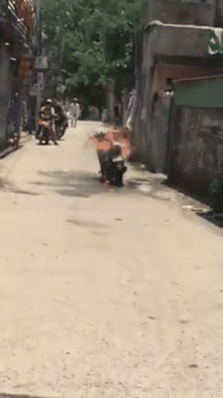 Hưng Yên: Người phụ nữ bất lực nhìn chiếc xe máy bốc cháy dữ dội trên đường - Ảnh 1.