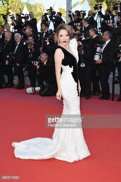 Lý Nhã Kỳ diện váy đen trắng đối lập, mang sự tự do và huyền bí lên thảm đỏ Cannes ngày cuối - Ảnh 11.