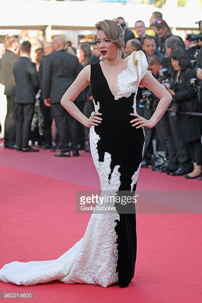 Lý Nhã Kỳ diện váy đen trắng đối lập, mang sự tự do và huyền bí lên thảm đỏ Cannes ngày cuối - Ảnh 12.